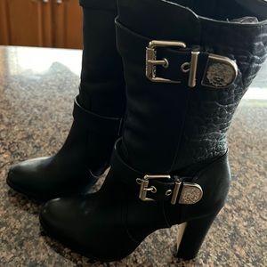 Black boots Vince Camuto brand size 8 very nice boots never worn good condition